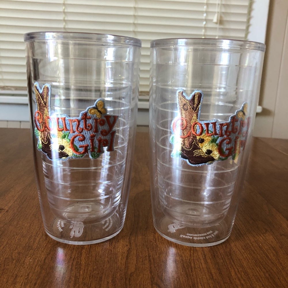 2 plastic country girl cups